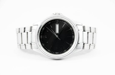 İzole edilmiş siyah yüzlü çelik saat.