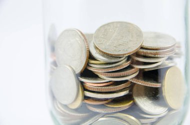 Tayland sikkesini izole edilmiş cam şişeyle kapatın.