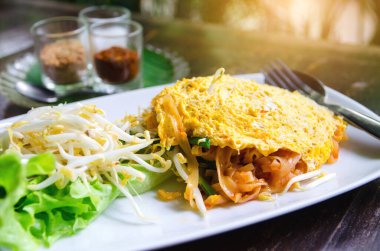 Beyaz tabakta Tayland usulü şehriye