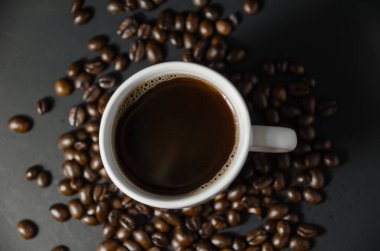 Kahve çekirdekli beyaz kahve fincanı.