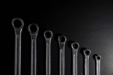 Gümüş anahtar, yukarıdaki koyu ışıkta küçükten büyüğe sıralanır