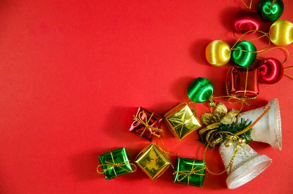 Zil, top ve hediyeler grubu Noel 'de en üstteki kırmızı arkaplanda