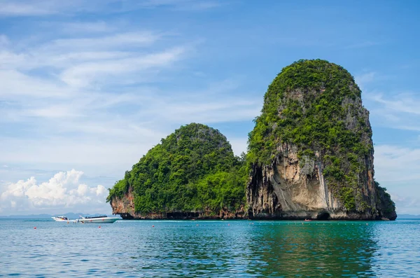 Tayland, Krabi 'deki okyanusta bir ada.