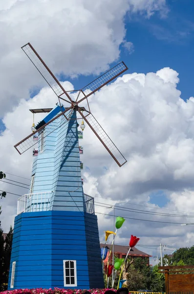 Parkta mavi ev türbinleri