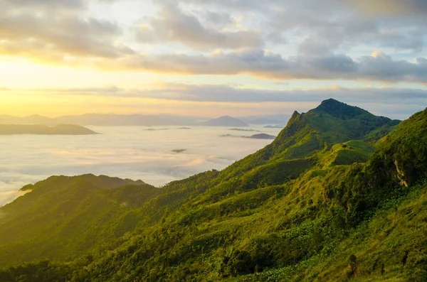 Doi Pha Tang 'da gün doğumuyla birlikte dağ, Chiang Rai, Tayland