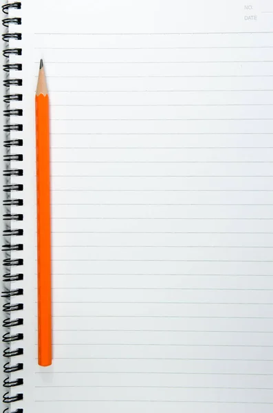 Üst görünümde turuncu kalemle boş kitabın arkaplanı