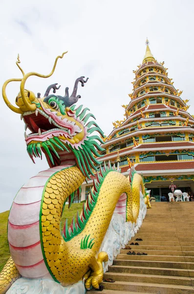 Statua Del Drago Oro Davanti Stupa — Foto Stock