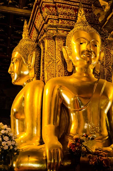 Due Gigantesche Statue Buddha Chiesa Con Luce Scura — Foto Stock