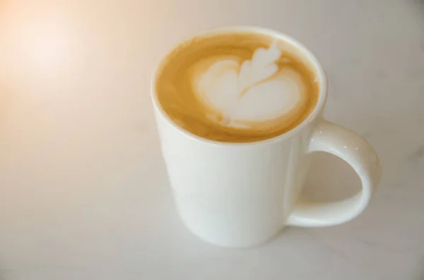 beyaz kahve fincanı yaprak resim köpüklü