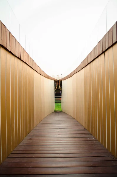 Beyaz gökyüzü ile ahşap tünel geçidi