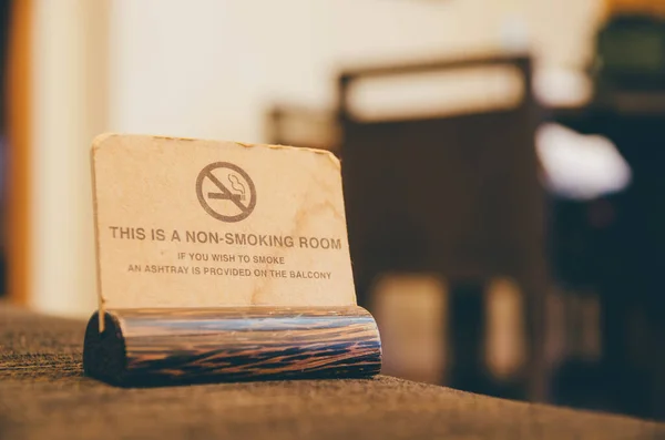 Nem Dohányzó Felirat Kanapén Szobában Jogdíjmentes Stock Képek