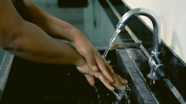 Mann Wäscht Sich Zeitlupe Die Hände Mit Wasser — Stockvideo