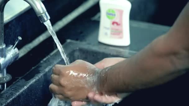 Indischer Mann Wäscht Sich Die Hände Mit Seife Und Wasser — Stockvideo