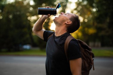 Adam termostan watter içiyor.