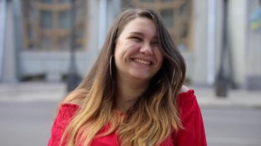 Güzel kadın kameraya gülüyor. 