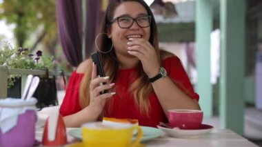 Güzel kadın kameraya gülüyor. 