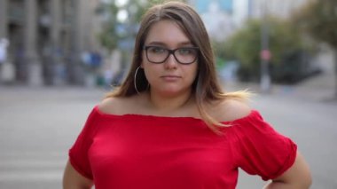 Sevimli kadın kameraya bak ve düz dur.