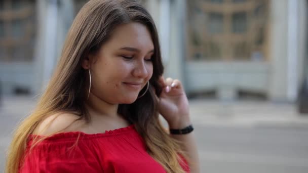 Femme regardant la caméra et souriant mignon — Video