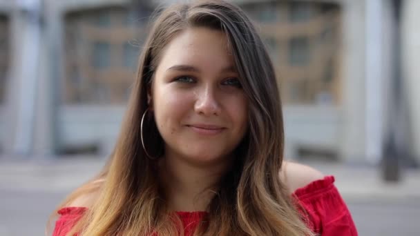 Mujer linda sonriendo para la cámara — Vídeos de Stock