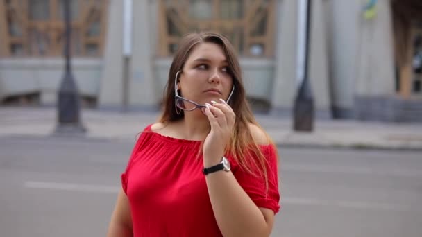 Femme regarde dans la distance et enlève des lunettes optiques — Video