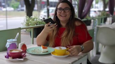 Güzel kadın kameraya gülüyor. 