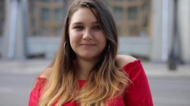 Kameraya gülümseyen tatlı bir kadın. 