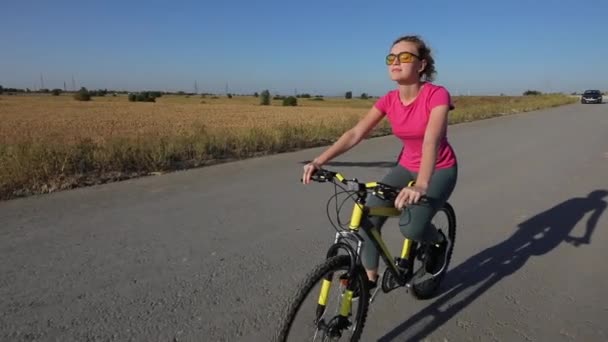 Ciclista guida una bici gialla, pedali — Video Stock