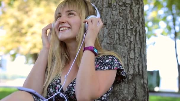 Woman listening music with headphones — Stock Video