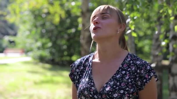 Blonde Frau atmet Luft im Park — Stockvideo