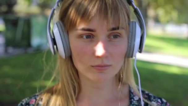 Kobieta blondynka słuchanie muzyki ze słuchawkami — Wideo stockowe