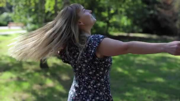 Ευτυχισμένη γυναίκα στροβιλίζεται έξω στο πάρκο — Αρχείο Βίντεο