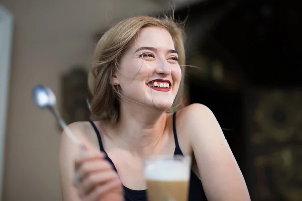 Mulher feliz sorrindo e beber café — Fotografia de Stock