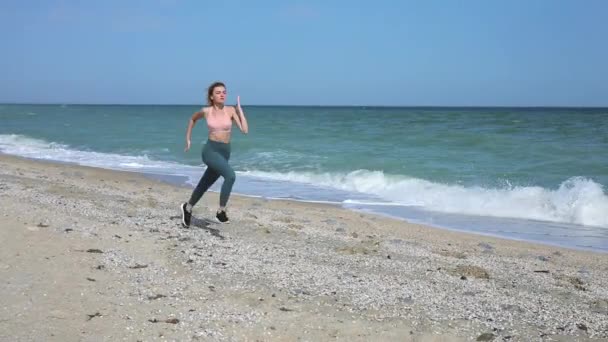 Sport lockigt flicka som springer vid havet — Stockvideo