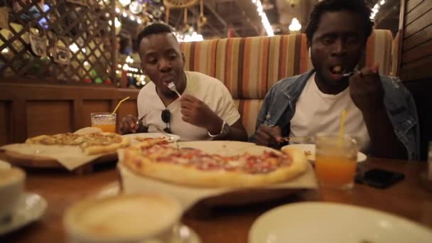 İki Afrikalı Amerikalı lokantada komik pizzalar yiyor. — Stok video