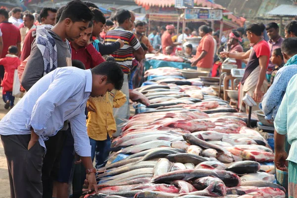 Crowd Buyers Bangladeshi Fish Market Customers Choosing Buying Desired Fresh — Stock Photo, Image