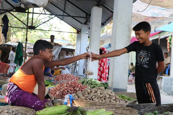 Jovem Vendedor Que Vende Produtos Cliente Num Mercado Cozinha Zona — Fotografia de Stock