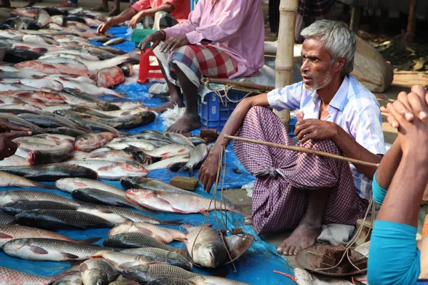 Comerciante Asiático Midiendo Peces Para Venta Tienda Mercado Callejero Bangladesh — Foto de Stock