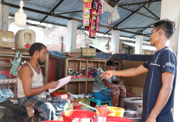 Vendedor Asiático Que Vende Producto Cliente Una Tienda Comestibles Del — Foto de Stock