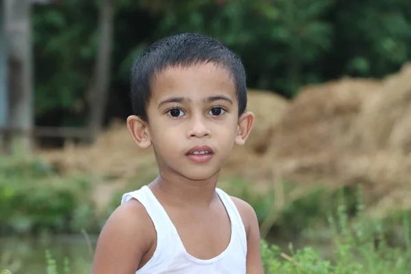 Портрет Летнего Мальчика Азиата Стоящего Пруда Смотрящего Камеру — стоковое фото