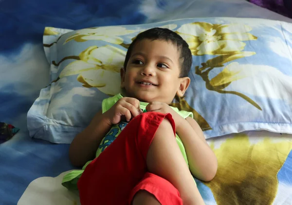 Sonriente Lindo Pequeño Asiático Bebé Niño Acostado Cama Descansando Mirando — Foto de Stock