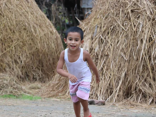 Tres Años Edad Niño Asiático Corriendo Jugando Fuera Cerca Pajar — Foto de Stock