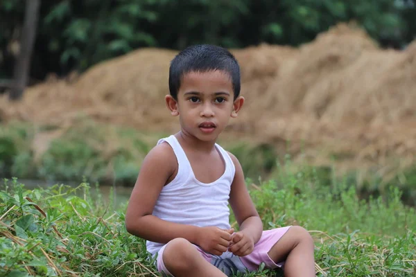 Tres Años Edad Niño Asiático Reflexivo Sentado Junto Lago Mirando — Foto de Stock