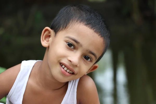 Крупный План Маленького Веселого Ребенка Азиатского Мальчика Смотрящего Симпатичностью Лице — стоковое фото