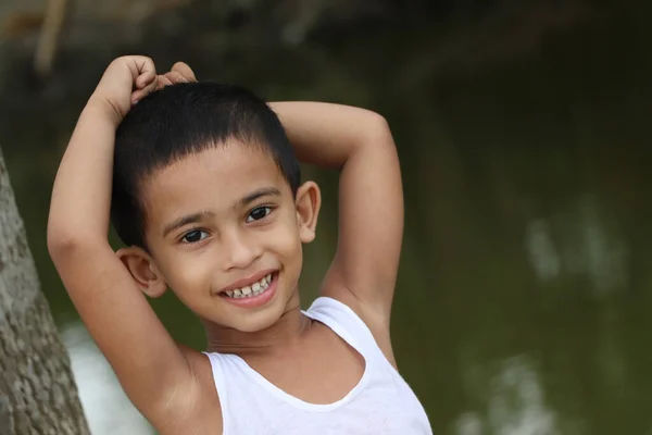 Niño Adorable Feliz Sonriendo Mirando Cámara Mientras Posando Para Fotografía — Foto de Stock