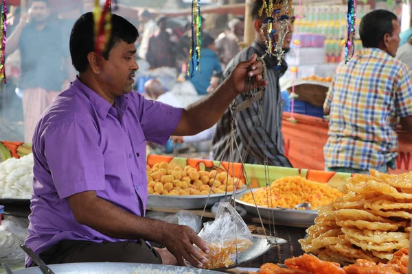 Vendor Measuring Traditional Sweet Food Jalebi Jilapi Shop Local Market — Stock Photo, Image