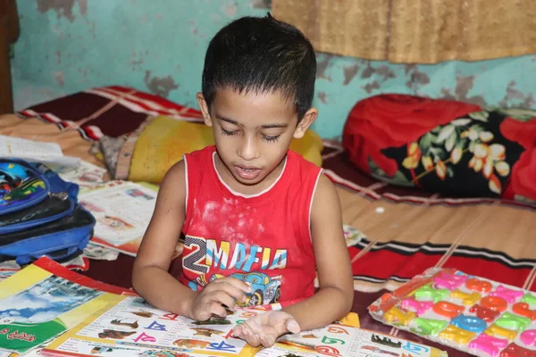 Bonito Menino Aprendendo Alfabetos Casa Educação Infantil Atividade Pré Escolar — Fotografia de Stock
