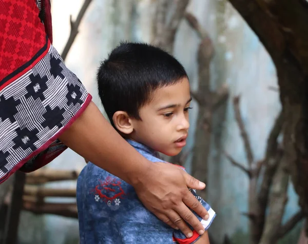 Mano Madre Hombro Lindo Niño Mirando Hacia Atrás Con Tristeza — Foto de Stock