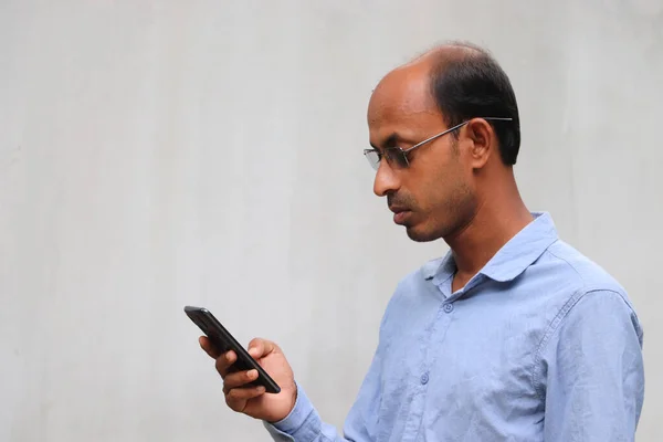 Casual Homem Asiático Usando Smartphone Lendo Mensagens Tela Telefone Móvel — Fotografia de Stock
