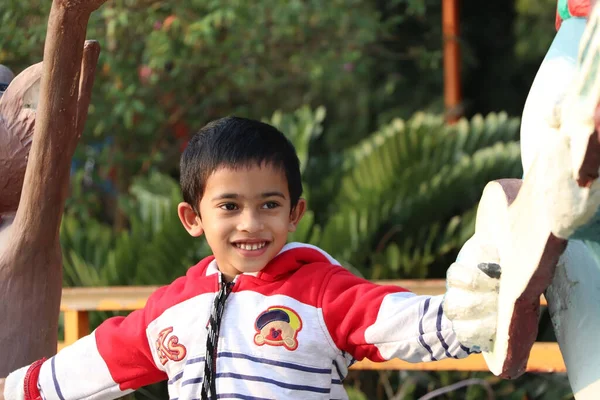 Lindo Niño Divirtiéndose Con Felicidad Cara Afuera Parque — Foto de Stock