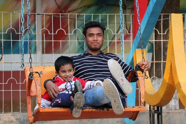 Feliz Niño Asiático Balanceándose Junto Con Hermano Mayor Parque Atracciones — Foto de Stock